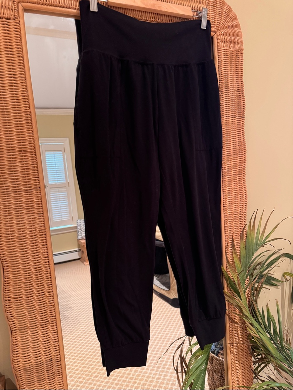 Athleta Black salutation Pull-On Jogger Pants